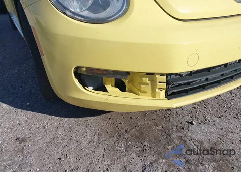 2014 Volkswagen Beetle 2.5L z USA, uszkodzony, nr VIN 3VWJX7AT4EM621292